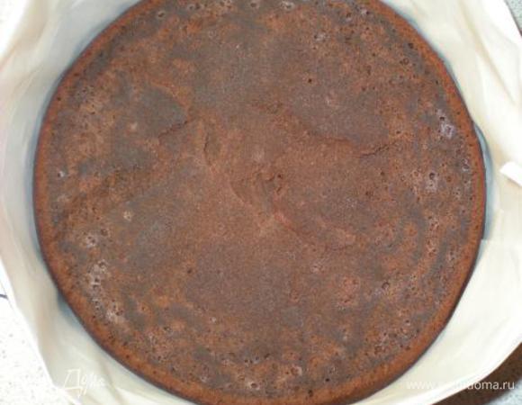 При помощи бумаги для выпечки сделать бортики вокруг бисквита, закрепить. 