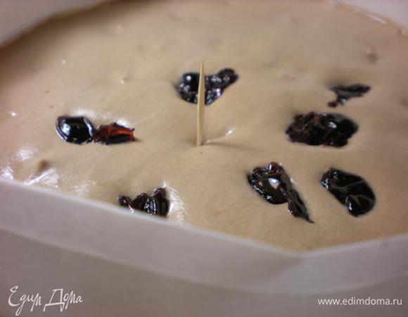 При помощи зубочистки опустить вишню на дно. Накрыть второй частью бисквита и поставить в холодильник до застывания мусса, лучше на ночь.
