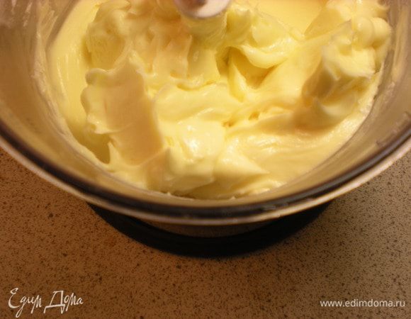 Украшение. Шоколадно-масляный крем. Взбить размягченное сливочное масло до пышности. Добавить сахарную пудру, сгущенное молоко и ванильный сахар. Взбивать до однородной консистенции.  Крем (1)