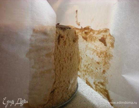 С торта аккуратно снимаем пергаментную бумагу.  
