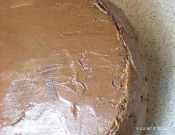 Смазываем небольшим слоем масляного крема. 

