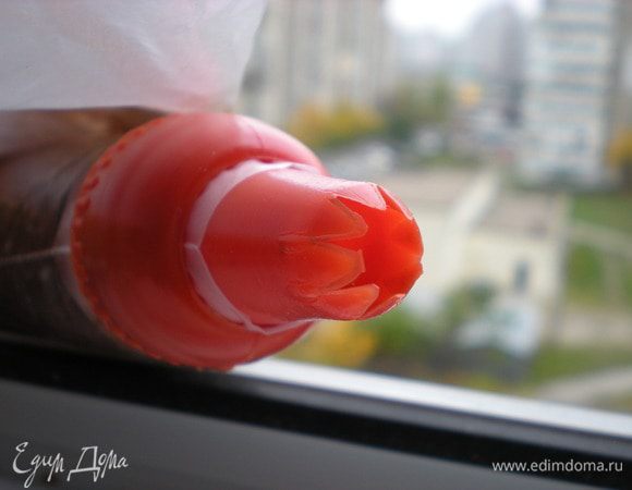 Наполняем кондитерский мешок кремом. Насадка ''печенье курабье, заварное пирожное''. 

