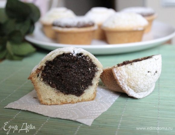 Готовые пирожные минут 15-20 остужать в формах, а затем аккуратно вынуть и присыпать сахарной пудрой.