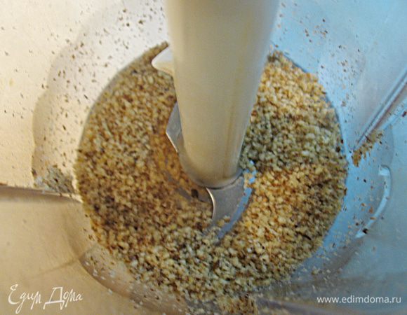 Готовим тесто.  В блендере измельчить орехи. К орехам добавить холодное сливочное масло, муки и измельчить в крошку. Очень удобно получилось, быстро и не переживала что масло растает. 