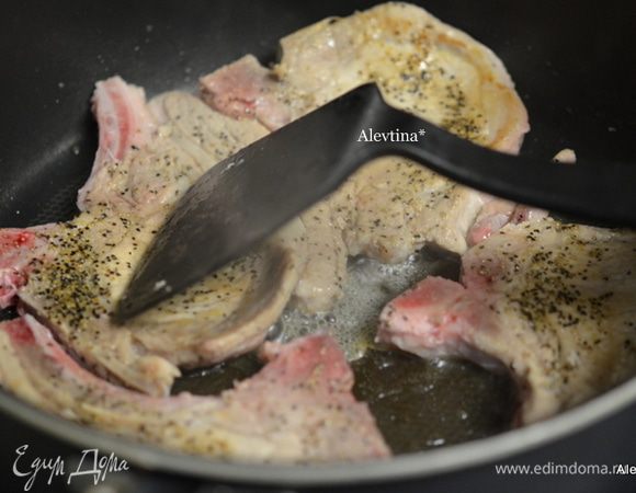 Свиные котлеты посолить и поперчить с обеих сторон. Обжарить свиные котлеты на растительном масле до полу готовности с 2х сторон. Снять со сковороды.
Смешать 1 стакан смеси для оладий с 1 стаканом молока и 1 яйцом в отдельной емкости.
