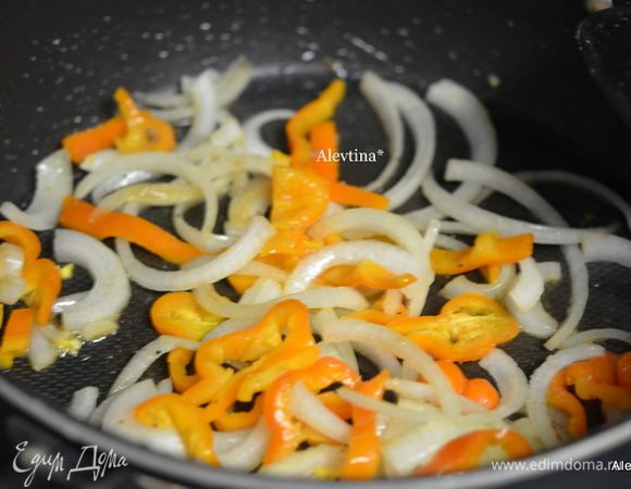 Обжарить на масле нарезанный лук и порезанный сладкий перец соломкой слегка. Снять с огня.
