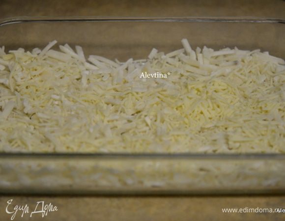 В форму смазанную маслом для выпечки выложить хэш перемешанный с сыром 1/2 стакана.