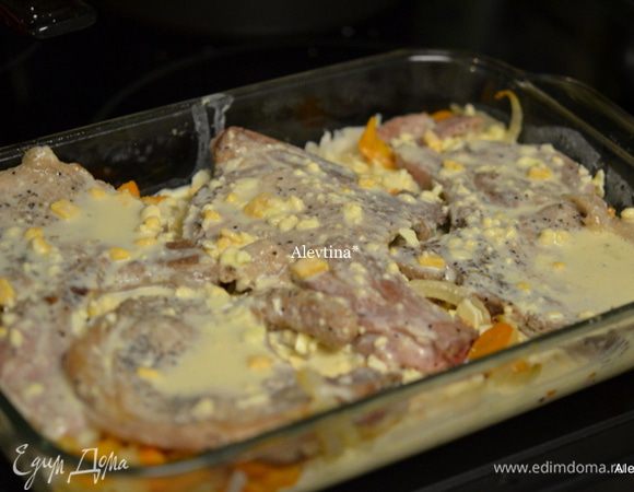 Затем выложить лук с перцем и свиные котлеты. Полить сверху смесью для оладий. Поставить в разогретую  духовку на 200гр.  на 40 мин.