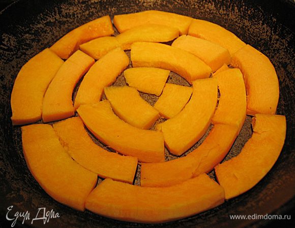 Нарезать тыкву дольками. Я сразу примеряю сколько поместиться, в форме. 