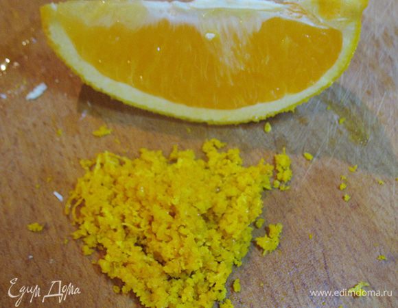 Натереть апельсиновую цедру и приготовить дольку для сока. 