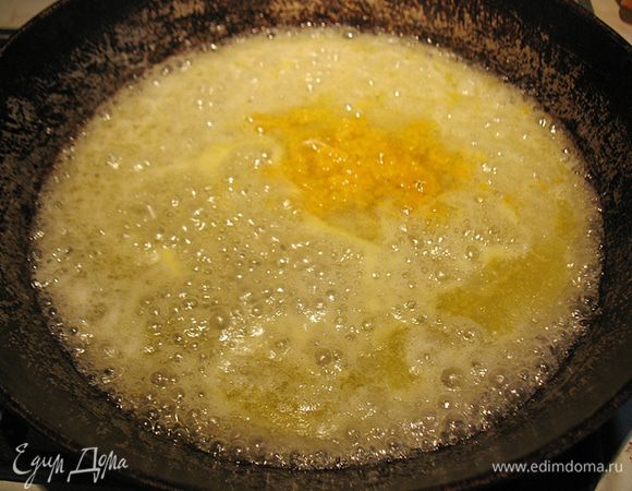 В сковороде растопить масло с сахаром, апельсиновым соком и цедрой. В начале периодически помешивая.