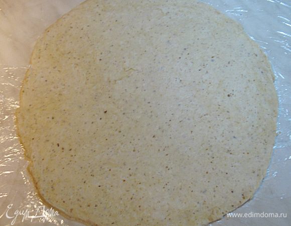 Раскатать тесто.