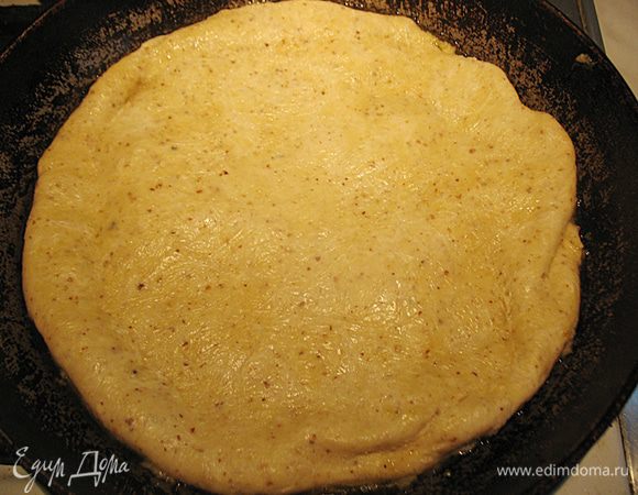 Накрыть им тыкву, загибая края, наколоть. Выпекаем в разогретой до 200 градусов духовке 30 минут. 