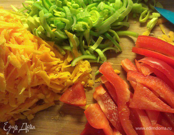 Почистить тыкву и натереть на крупной терке. Перец порезать продолговатыми дольками. Лук-порей нарезать на небольшие кусочки.