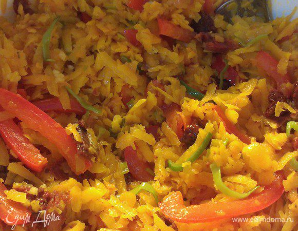 Переложить овощи в миску. К ним добавить измельченный через чеснодавилку чеснок, и порезанные томаты. Немного присолить (помня про соленость феты) и поперчить. Перемешать начинку.