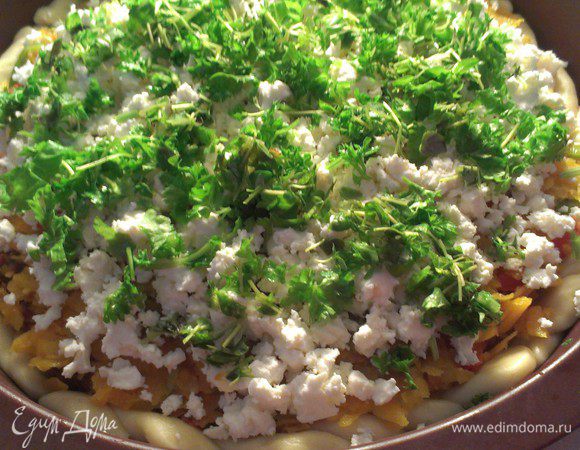 Выложить овощную смесь поверх теста. Посыпать измельченной петрушкой и сыром фета.