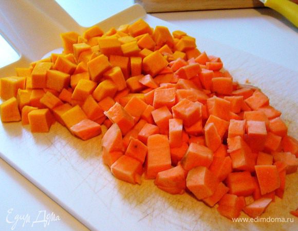 Нарезаем овощи достаточно мелким кубиком.