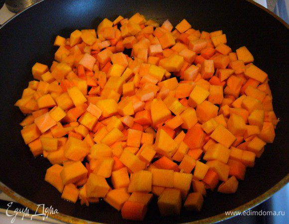 Обжариваем на растительном масле для жарки (у меня подсолнечное) – обязательно на медленном огне! Нужно, чтобы овощи проготовились, но остались натурального цвета.