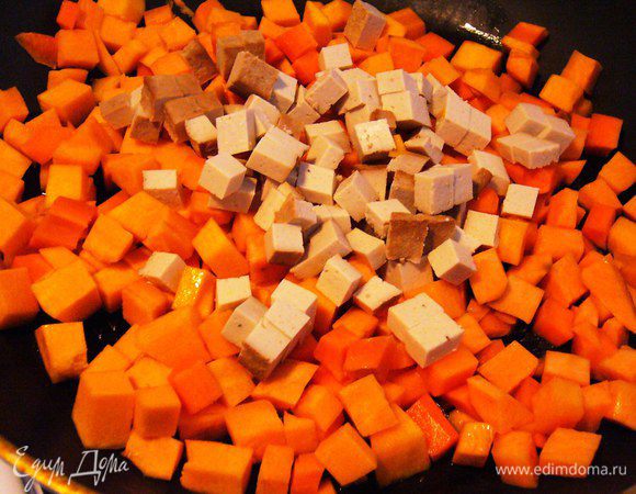 Добавляем нарезанный идентичными кубиками тофу. Пока ничего не солим.