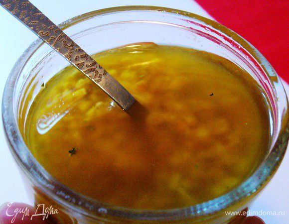 Для заправки соединяем масла, уксус, соль, перец, мёд или сахар, мелко нарезанный или пропущенный через чеснокодавку чеснок.