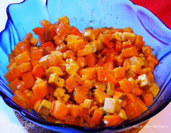 Когда овощи готовы, перекладываем их в блюдо или миску, в котором будем подавать. Даём слегка остыть. Тёплым поливаем заправкой, аккуратно перемешиваем, чтобы нечаянно не превратить овощи в пюре (батат в этом отношении значительно коварней картошки), даём немного пропитаться.