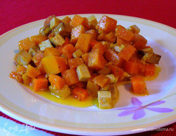 Подаём салат ещё тёплым. Впрочем, и холодным он тоже вкусный (в этом случае тофу лучше не добавлять сразу к овощам, а порезать непосредственно в готовый салат перед подачей). Приятного аппетита!