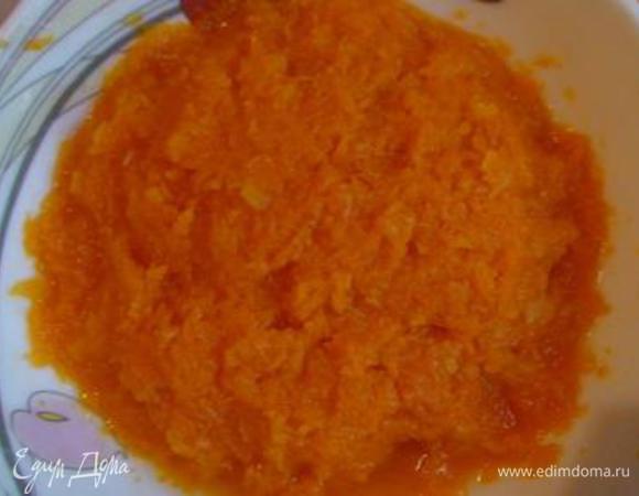 300 г тыквы порезать, очистить от семян и кожуры и отварить до мягкости (20-25 мин). Вареную тыкву измельчить в пюре (лучше сделать это блендером, тогда структура будет более однородной).
