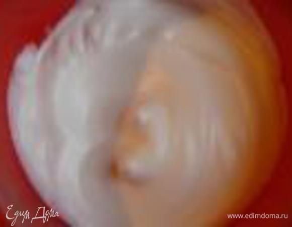 Разогреть духовку до 200 градусов.
Для тыквенного бисквита белки отделить от желтков, взбить со щепоткой соли в крепкую пену и, продолжая взбивать, постепенно ввести 50 г сахара, добившись устойчивых пиков.