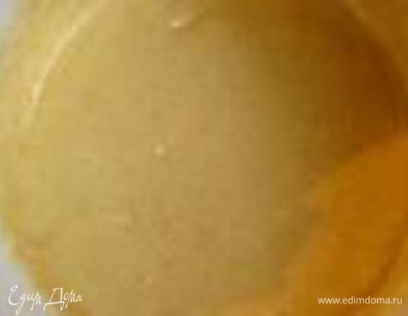 Желтки растереть с 50 г сахара добела. Всыпать просеянную муку с разрыхлителем и корицей. Влить теплое молоко.