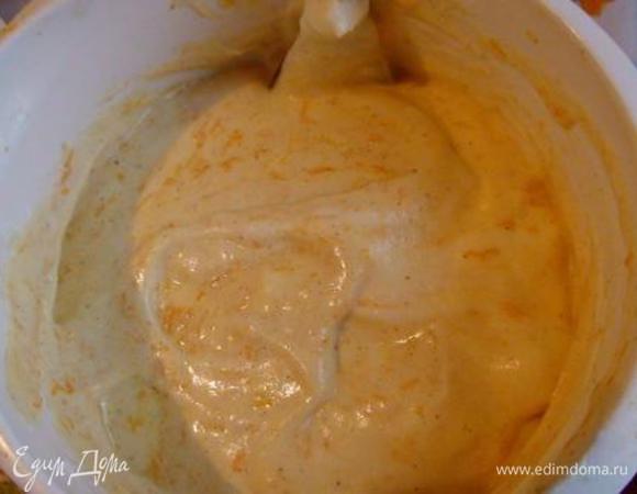 Добавить 200 г пюре из тыквы и частями вмешать лопаткой складывающими движениями взбитые белки. 