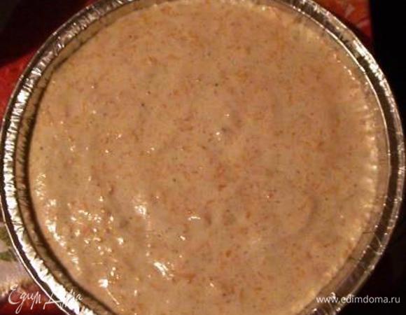 Выложить тесто в застеленную промасленным пергаментом форму меньшего диаметра. (У меня форма из фольги диаметром 22 см, которую я смазала растительным маслом. Но я рекомендую форму диаметром 20 см и воспользоваться пергаментом). 