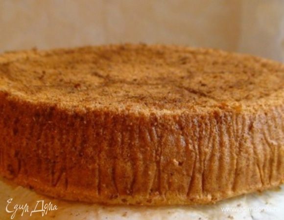 Выпекать 20-40 мин. (ориентируйтесь по своей духовке) до румяности и пробы на сухую палочку. Выключить духовку и дать остыть бисквиту в форме. Затем вытащить форму,  аккуратно перевернуть на пергамент и освободить бисквит. Завернуть в фольгу и отправить в морозильник на 30 мин. (чтобы удобно было разрезать).