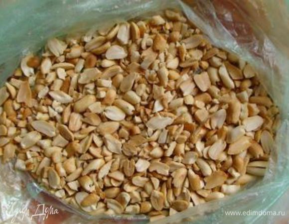 Снова разогреть духовку до 200 градусов. Тем временем пожарить арахис. Остывший арахис освободить от шелухи и измельчить (я кладу в двойной пакет и несколько раз прохожусь скалкой).