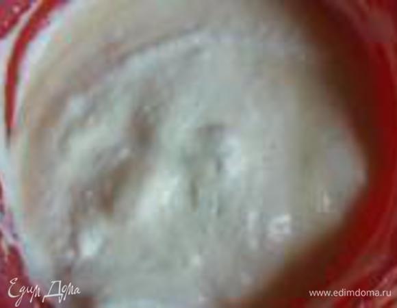 Для орехового бисквита отделить белки от желтков и взбить со щепоткой соли в крепкую пену. Не прекращая взбивать, постепенно ввести 100 г сахара и добиться устойчивых пиков. Желтки растереть со 100 г сахара добела.  Добавить 5 ст.л. горячей воды, взбить. Всыпать муку, просеянную с разрыхлителем, добавить арахисовое масло. В конце частями ввести взбитые белки, перемешивая тесто лопаткой складывающими движениями.