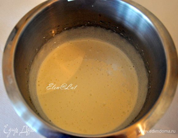 Взбить яйца с сахаром и ванилином добела (не менее 5-7 минут). 