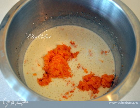 Добавить тыкву, пахту (кефир) и растительное масло. 