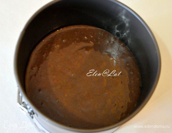 Затем добавить  просеянную муку с разрыхлителем, содой, солью и какао. Тесто переложить в форму для выпекания, застеленную пергаментом. Выпекать в заранее разогретой до 180С духовке примерно 50-60 минут. Готовность проверить деревянной шпажкой. 