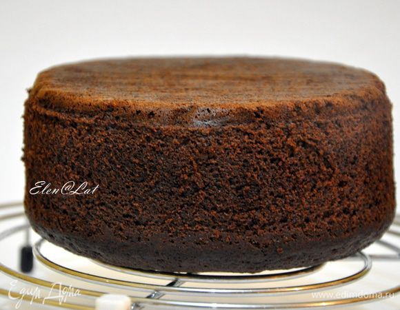 Форму с коржом достать из духовки и не вынимая остудить минут 10. Затем аккуратно его достать и остудить на решетке. Лучше ночь. 