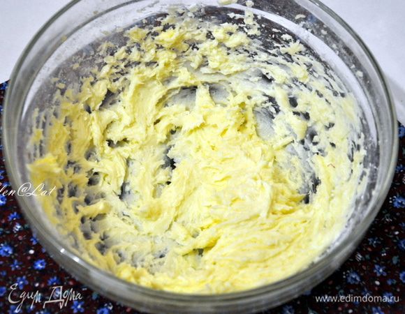 Готовим крем: Масло комнатной температуры взбить с 1,5 стаканом сахарной пудры в пышный крем. 