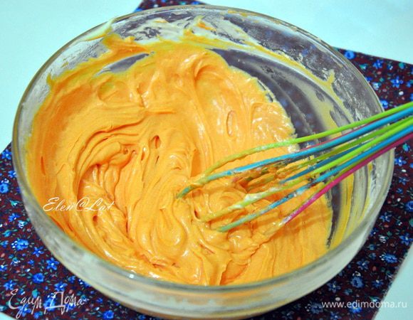 Сливки также взбить с 0,5 ст. сахарной пудры добавить ванилин, корицу. Масляный крем соединить со взбитыми сливками. Добавить оранжевый краситель. Можно и не добавлять, торт будет смотреться не менее эффектно, белый с черным - классика!!! Если крем начнет сворачиваться, это может произойти из-за разности температур масла и сливок. Тогда крем надо подогреть на водяной бани и венчиком мешать пока он не станет однородным. 