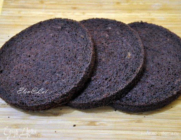 Собираем торт. Бисквит разрезать на три коржа. 