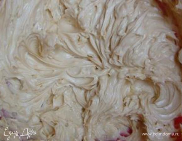 Для орехового крема взбить размягченное масло, добавляя кленовый сироп.