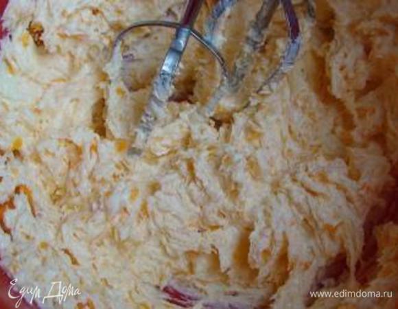 Для тыквенного крема размягченное масло взбить с сахаром и перемешать с тыквенным пюре.