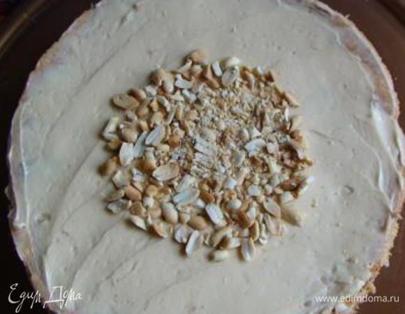 На блюдо выкладываем ореховый корж, смазываем его половиной орехового крема, посыпаем половиной арахиса. Сверху кладем 2-й ореховый корж смазываем оставшимся кремом и посыпаем частью оставшегося арахиса только в центре (в месте, которое будет прикрыто тыквенным коржом меньшего диаметра). Немного арахиса оставить для украшения.