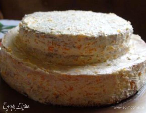 На ореховые коржи выкладываем тыквенный корж, смазываем его половиной тыквенного крема. Сверху кладем второй тыквенный корж и торт  со всех сторон выравниваем под мастику частью оставшегося крема. (Немного крема нам еще понадобится). На этом этапе торт уже готов и вы можете украсить его по своему желанию или поставить в холодильник.