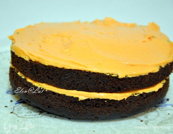 Каждый промазать кремом и сложить один на другой.