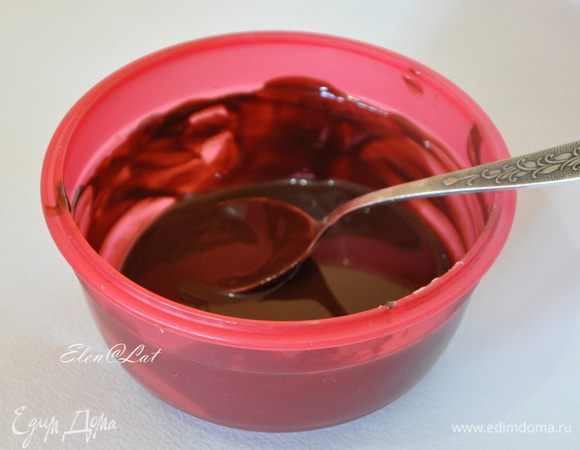 Готовим глазурь. 
Сливки довести до кипения и растопить в них шоколад. Остудить до комнатной температуры. 
