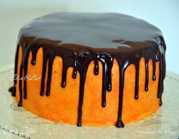 На охлажденный торт в центр наливать осторожно глазурь, распределяя по всей окружности. Для того, чтобы получились подтеки по бокам. Аккуратно, с помощью шпажки, либо обратной стороны ложки распределите глазурь по краю торта. Поставьте в холодильник. 