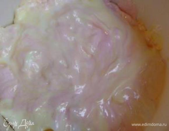 Для мастики (я делала 2-мя заходами и делила количество всех ингредиентов пополам, – так удобнее, вы же можете сделать всю порцию сразу) высыпать маршмеллоу в миску, полить лимонным соком и растопить в течение 30 с в микроволновке или же в течение 15 мин. на водяной бане.