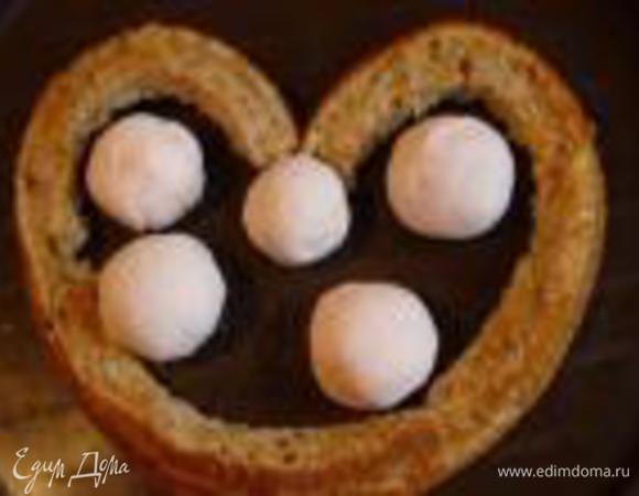 Часть обрезков тыквенного коржа  измельчить и смешать с оставшимся тыквенным кремом.  Сформировать из полученной массы 5 шариков. От обрезков мастики отщипывать кусочки и раскатывать их в кружочки (как для вареников). Выложить на каждый кружочек шарик, защипать края и между двумя ладонями сформировать шарик в мастике.